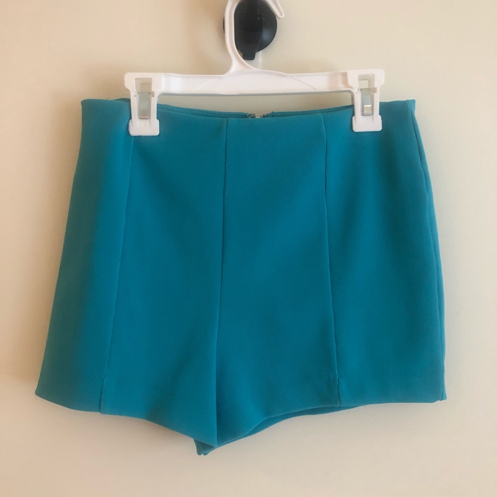 Super high-waisted bright shorts